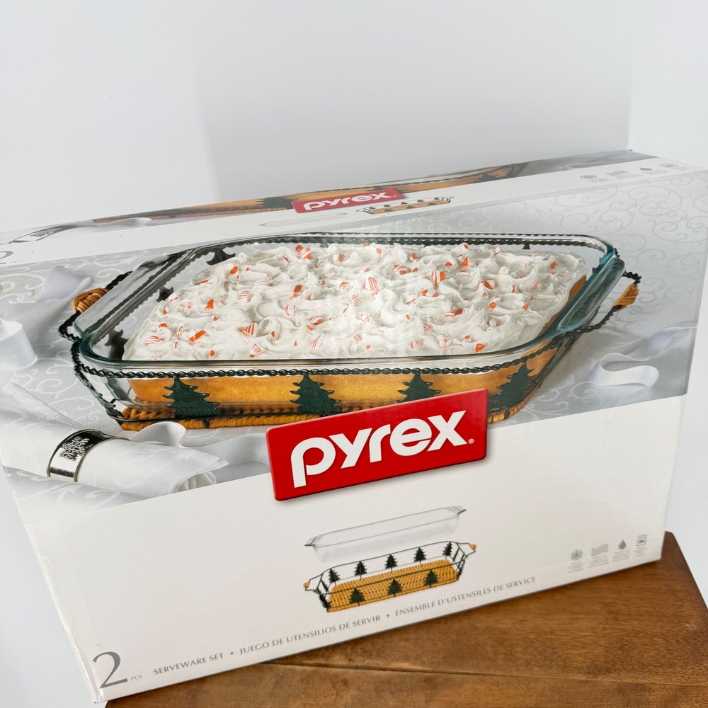 Pyrex 2 Piece Serveware Set Glass Baking Dish with Christmas Tree Woven Basket